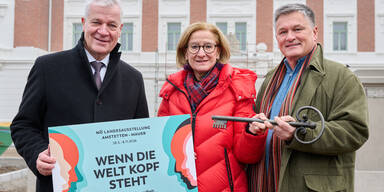 Schl&uuml;ssel&uuml;bergabe an Landesausstellungsteam