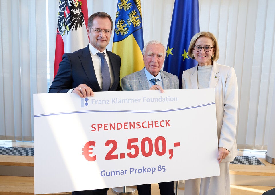 Christoph Schuh, Generalsekretär der Franz Klammer Foundation mit dem Geburtstagsscheck, Jubilar Gunnar Prokop und Landeshauptfrau Johanna Mikl-Leitner (v.l.n.r.). 