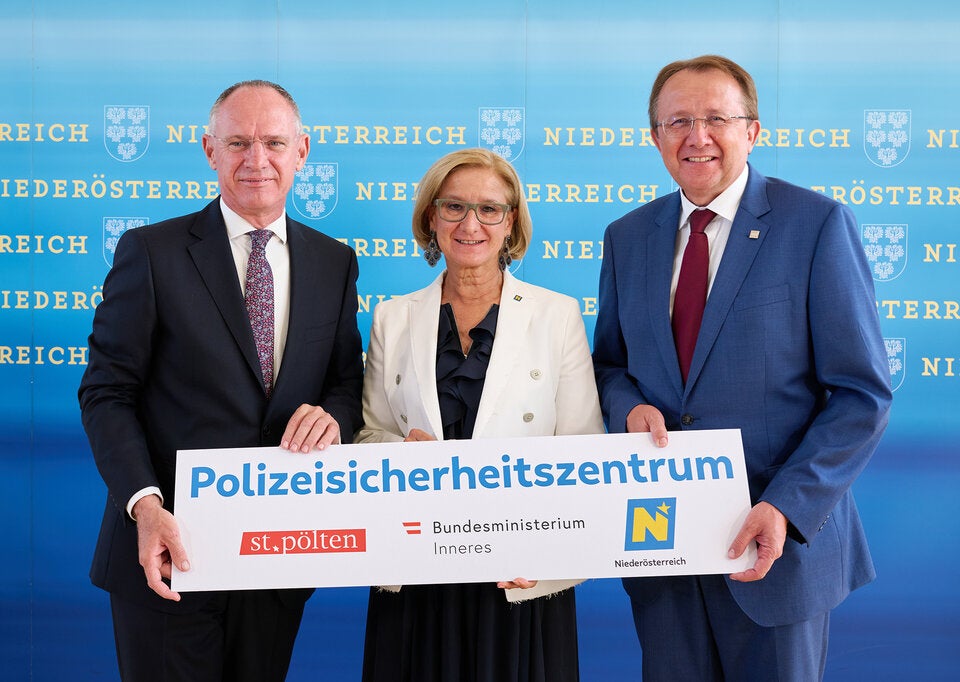 Innenminister Gerhard Karner, Landeshauptfrau Johanna Mikl-Leitner und Bürgermeister Matthias Stadler sprechen von einem „Meilenstein für Sicherheit, Service und Zusammenhalt“. 