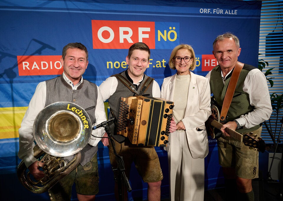 Landeshauptfrau Johanna Mikl-Leitner mit dem Trio aus dem Pielachtal, das die Siegesfeier musikalisch gestaltete. 