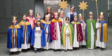 Sternsinger auf Besuch bei Landeshauptfrau Johanna Mikl-Leitner im N&Ouml; Landhaus