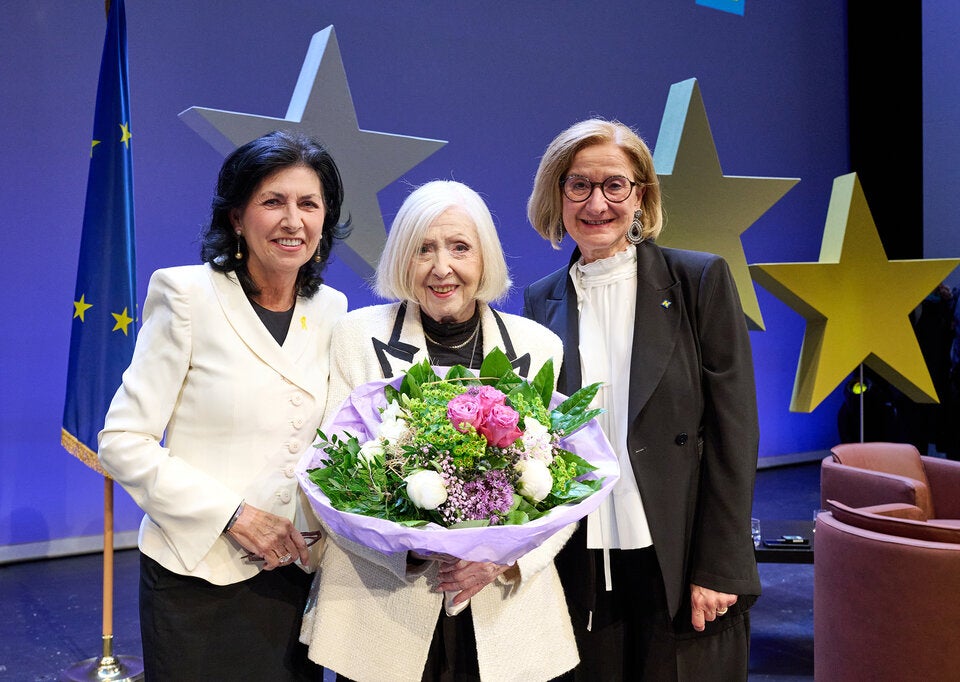 Moderatorin Danielle Spera, Zeitzeugin Erika Freeman und Landeshauptfrau Johanna Mikl-Leitner.