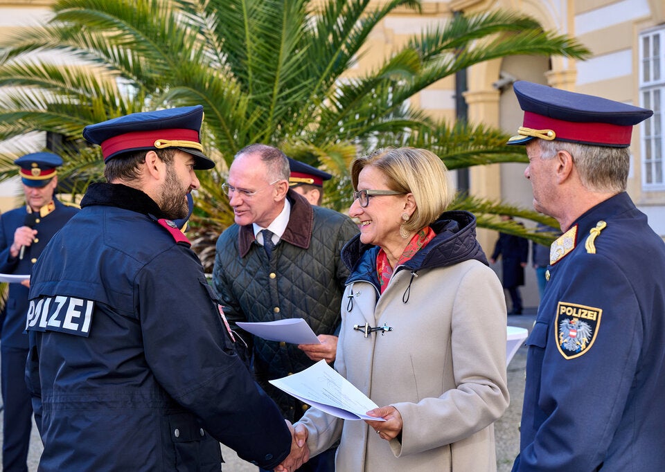 128 neue Polizisten in Melk ausgemustert