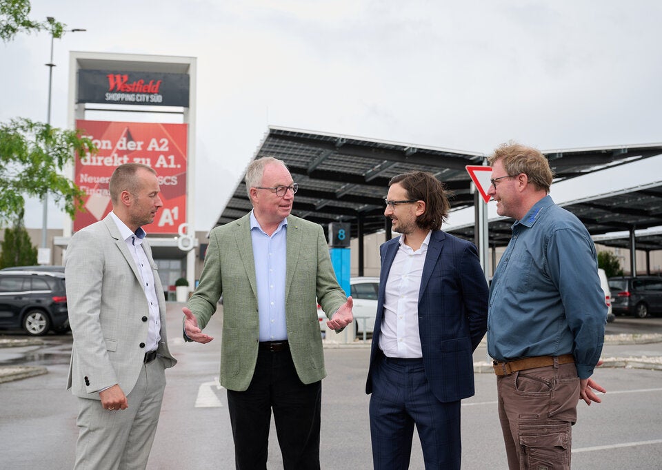 LH-Stellvertreter Stephan Pernkopf mit Zsolt Juhasz (li.) und Jakub Albert (re.) von der Westfield SCS.  bzw. mit Gerald Gruber (10hoch4).