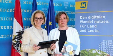 Landeshauptfrau Johanna Mikl-Leitner mit Gerlinde Muhr, B&uuml;rgermeisterin Bischofstetten