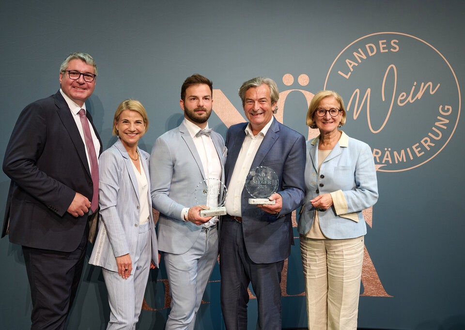 „Winzer des Jahres“: NÖ Weinbaupräsident Reinhard Zöchmann, Moderatorin Kristina Sprenger, Johann und Johann Gisperg mit Landeshauptfrau Johanna Mikl-Leitner.  
