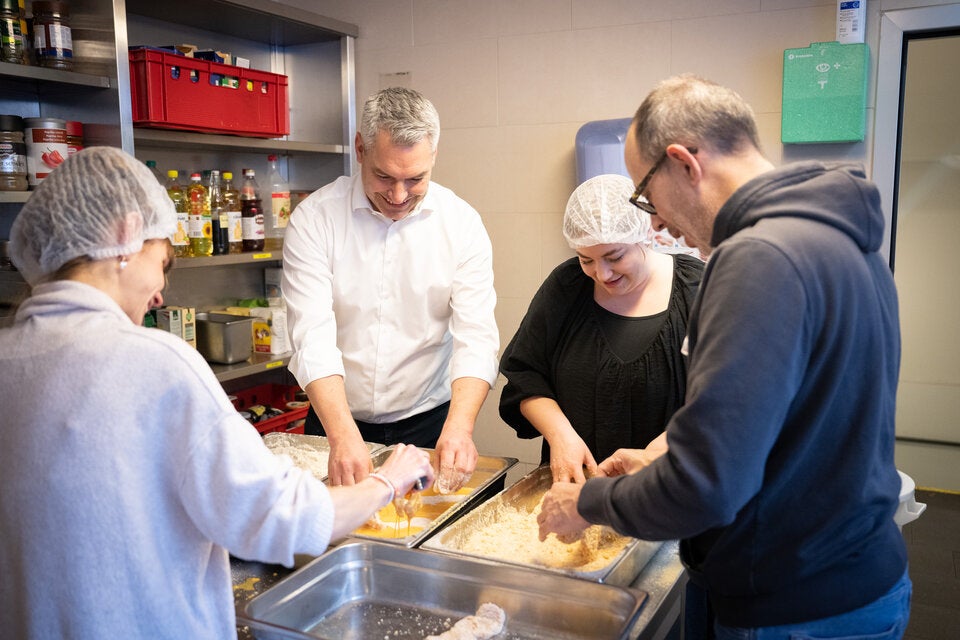 Kanzler paniert Schnitzel für Obdachlose in der 