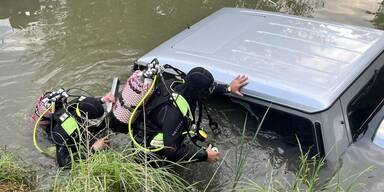 PKW stürzt in Teich