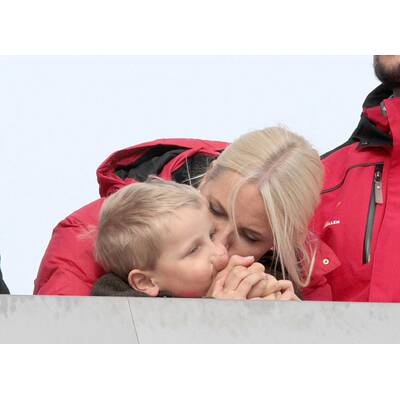 Haakon & Mette-Marit verliebt beim Skispringen