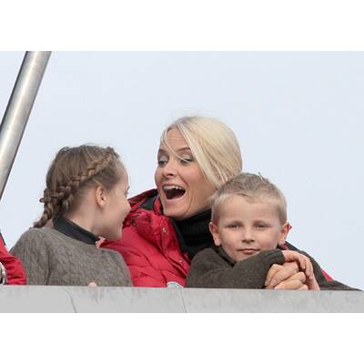 Haakon & Mette-Marit verliebt beim Skispringen
