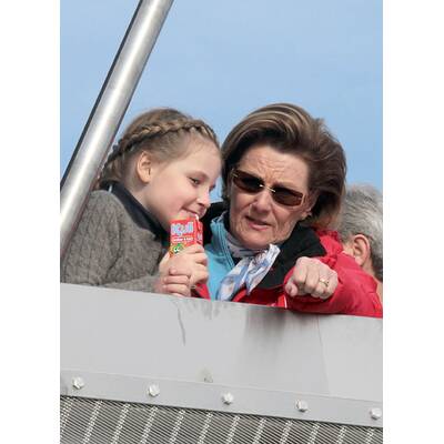 Haakon & Mette-Marit verliebt beim Skispringen