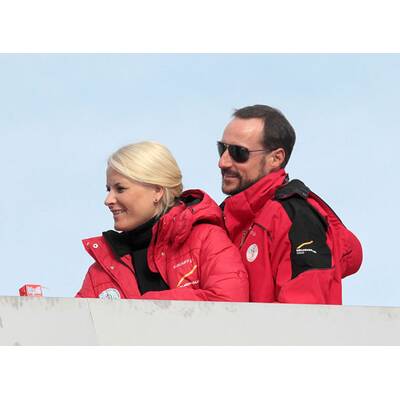 Haakon & Mette-Marit verliebt beim Skispringen