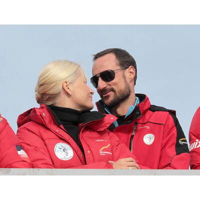 Haakon & Mette-Marit verliebt beim Skispringen