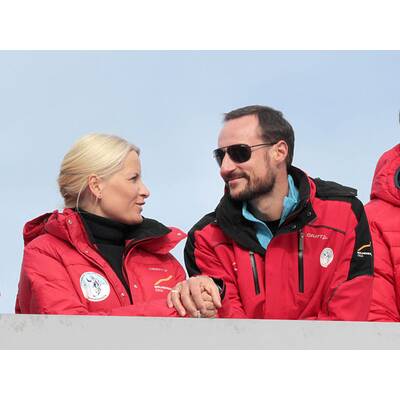 Haakon & Mette-Marit verliebt beim Skispringen