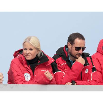 Haakon & Mette-Marit verliebt beim Skispringen