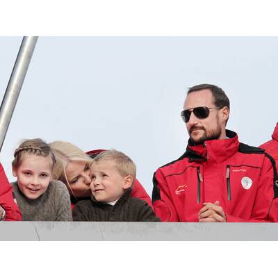 Haakon & Mette-Marit verliebt beim Skispringen