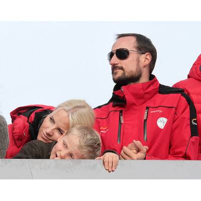 Haakon & Mette-Marit verliebt beim Skispringen