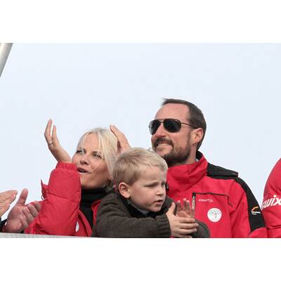 Haakon & Mette-Marit verliebt beim Skispringen