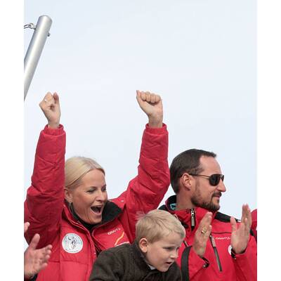 Haakon & Mette-Marit verliebt beim Skispringen