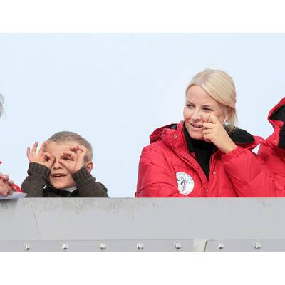 Haakon & Mette-Marit verliebt beim Skispringen