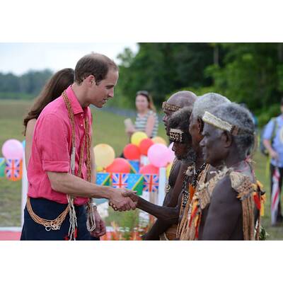 Herzogin Kate reagiert beschämt auf blanke Brüste