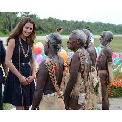 Herzogin Kate reagiert beschämt auf blanke Brüste