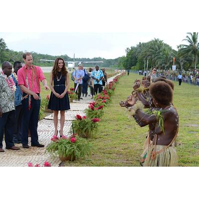 Herzogin Kate reagiert beschämt auf blanke Brüste