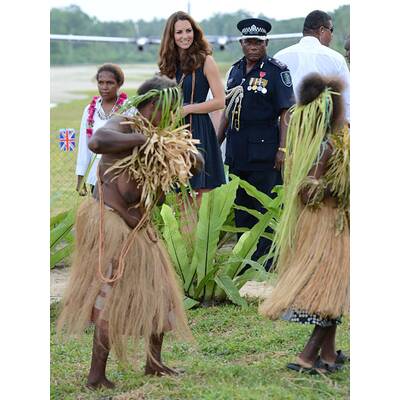 Herzogin Kate reagiert beschämt auf blanke Brüste