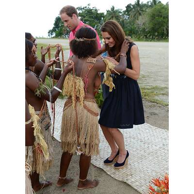 Herzogin Kate reagiert beschämt auf blanke Brüste