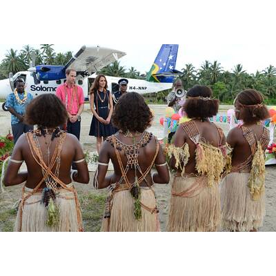 Herzogin Kate reagiert beschämt auf blanke Brüste