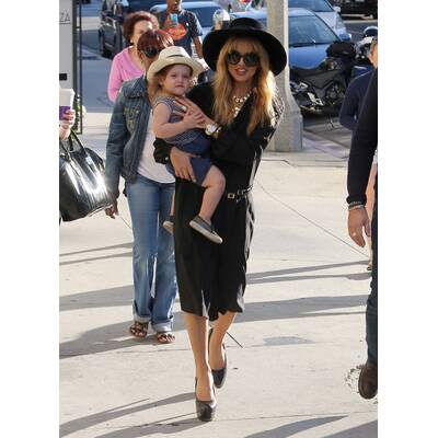 Rachel Zoe trägt Sohn mit Mega-High-Heels durch L.A