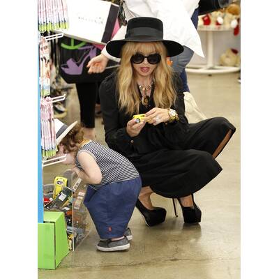 Rachel Zoe trägt Sohn mit Mega-High-Heels durch L.A