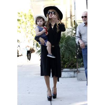 Rachel Zoe trägt Sohn mit Mega-High-Heels durch L.A