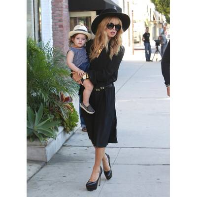 Rachel Zoe trägt Sohn mit Mega-High-Heels durch L.A