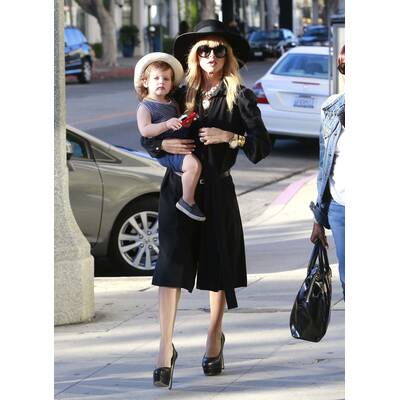 Rachel Zoe trägt Sohn mit Mega-High-Heels durch L.A