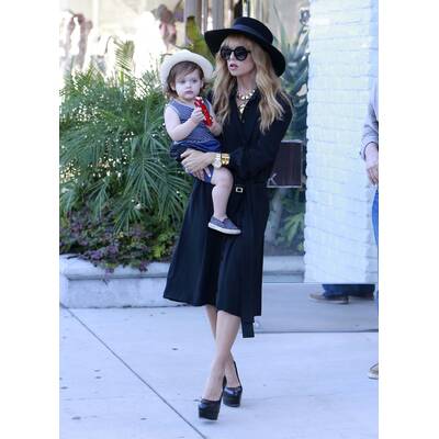 Rachel Zoe trägt Sohn mit Mega-High-Heels durch L.A