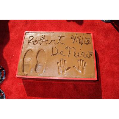 Robert de Niro hinterließ Abdrücke vor Grauman's Chinese Theatre 