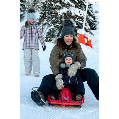 Prinzessin Mary beim Rodeln