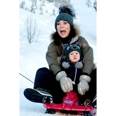 Prinzessin Mary beim Rodeln