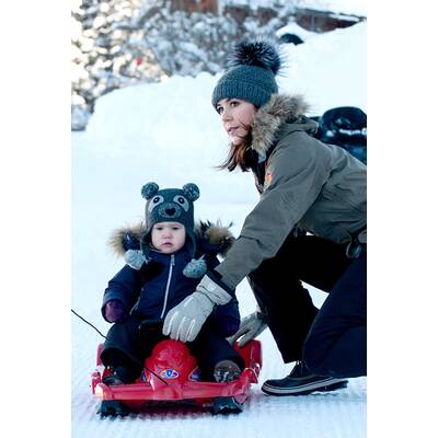 Prinzessin Mary beim Rodeln