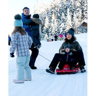 Prinzessin Mary beim Rodeln