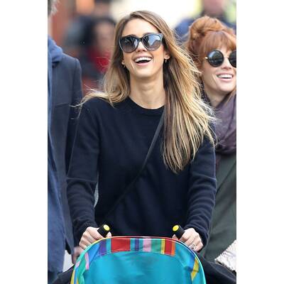 Jessica Alba strawanzt mit Tochter durch Paris 
