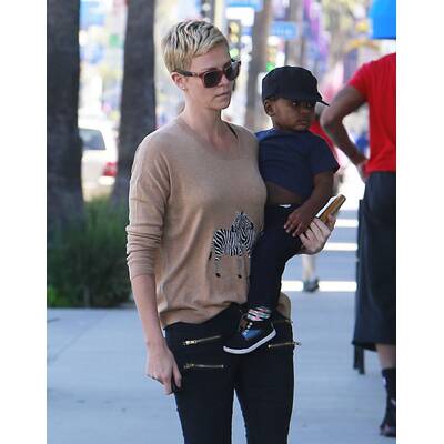 Charlize Theron: Stolze Adoptiv-Mutti