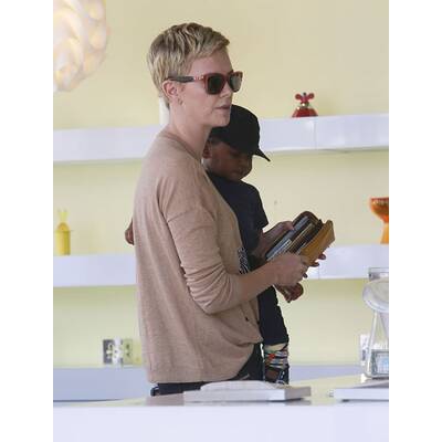 Charlize Theron: Stolze Adoptiv-Mutti