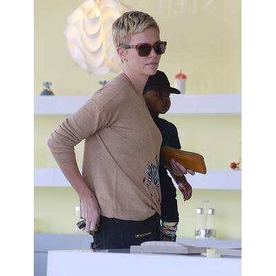 Charlize Theron: Stolze Adoptiv-Mutti