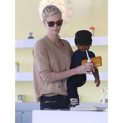 Charlize Theron: Stolze Adoptiv-Mutti