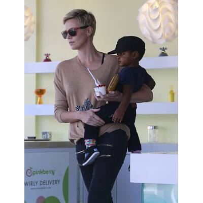 Charlize Theron: Stolze Adoptiv-Mutti