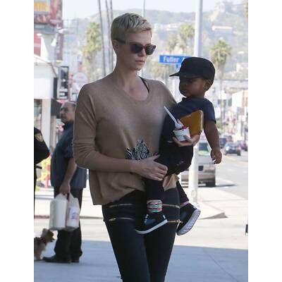 Charlize Theron: Stolze Adoptiv-Mutti