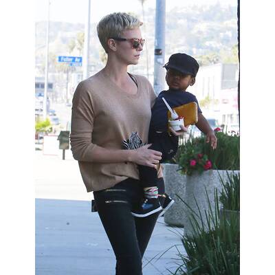 Charlize Theron: Stolze Adoptiv-Mutti