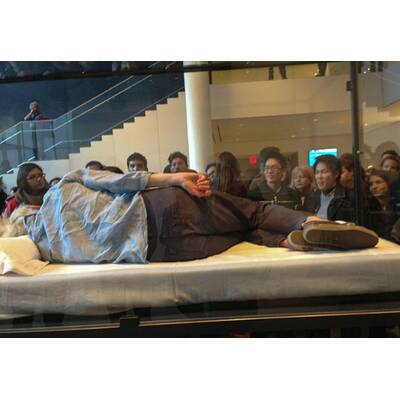 Tilda Swinton schlief im MoMA-Glaskasten 